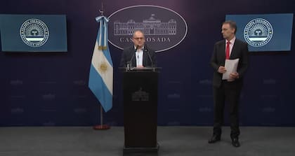 El embajador de Israel Eyal Sela junto al vocero de la presidencia Manuel Adorni