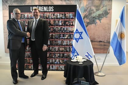 El embajador de Israel, Eyal Sela, y el juez Ariel Lijo