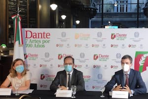 El embajador de Italia en Argentina, Giuseppe Manzo, junto con la directora del Instituto Italiano de Cultura de Buenos Aires, Donatella Cannova, y el primer secretario de la embajada, Pierpaolo Proto, presentaron vía Zoom desde el Palacio Barolo las actividades claves del programa para celebrar a Dante