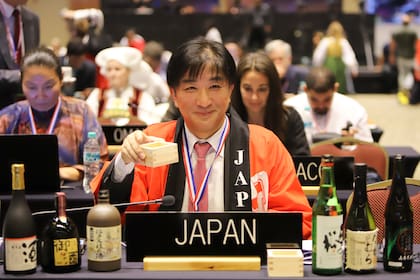 El embajador de Japón ante la UNESCO, Takehiro Kano, reacciona ante el hecho de que la elaboración tradicional japonesa de sake fue declarada Patrimonio Cultural Inmaterial durante la Convención sobre el Patrimonio Mundial de la UNESCO en Asunción, Paraguay, el miércoles 4 de diciembre de 2024. (Foto AP/Marta Escurra)