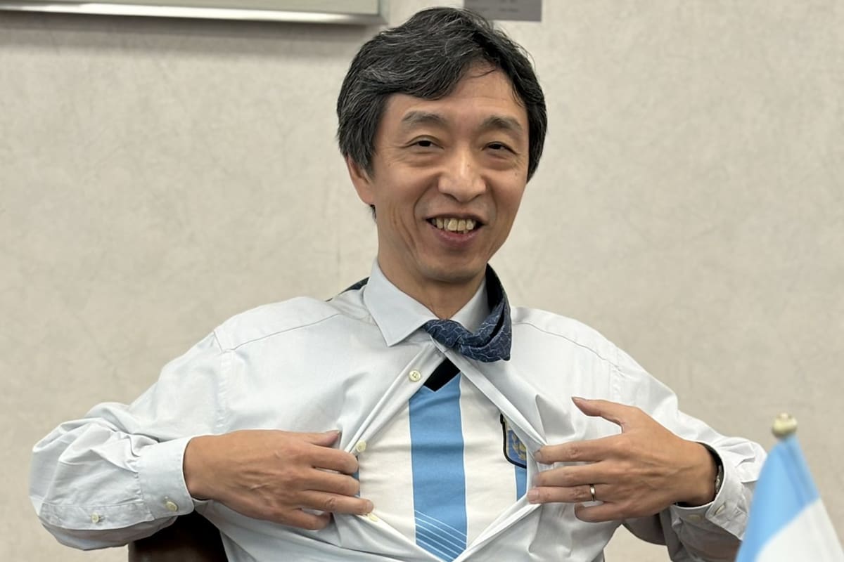 O embaixador japonês comemorou o gol de Messi e exibiu seu look: “Vamos Argentina!”