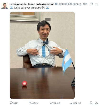 El embajador de Japón en la Argentina, Hoshino Yoshitaka, mostró cómo vivió el partido de la selección (Foto: X @embajadorjpnarg)