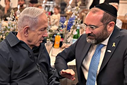 El embajador de la Argentina en Israel, Axel Wahnish junto al presidente israelí Isaac Herzog