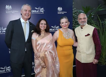 El embajador de la India, Dinesh Bhatia y su esposa, Seema Bhatia, en el festejo