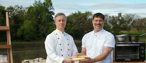 El embajador de la Unión Europea sorprende con una nueva faceta: conductor de un ciclo de cocina