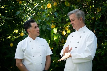 El embajador de la Unión Europea junto al chef Martín Rebaudino, de Roux