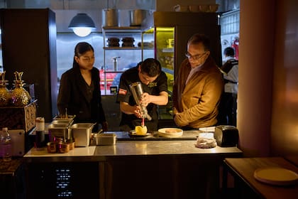 El embajador de Perú, Carlos Alberto Chocano Burga, en la cocina de Kamay Lounge