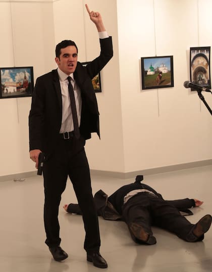 El embajador de Rusia en Turquía, Andrey Karlov, fue baleado durante una exposición de arte en Ankara
