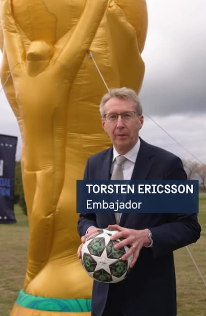 El embajador de Suecia Torsten Ericsson compartió en sus redes la manera de encarar el Campeonato del Mundo. "¿Quién va a ganar el trofeo del Mundial de este año?, ¿será Argentina como tantas veces? , o bien ¿quizás Suecia que con problemas clasificó?"