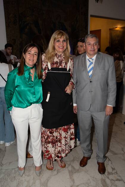 El embajador de Uruguay en Argentina, Carlos Enciso y su mujer, María Noel Crucci junto a Teté Coustarot en esta segunda edición de "Orillas Solidarias" celebrada en su residencia.