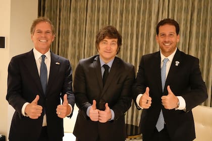El embajador en Estados Unidos, Alec Oxenford; el presidente Javier Milei, y el empresario Andy Kleinman, presidente de Delphi Interactive, en Los Ángeles a fines de 2025