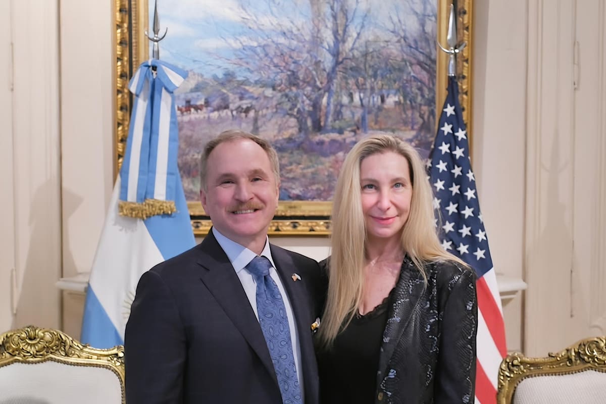 El embajador estadounidense en Argentina, Peter Lamela, y la secretaria general de Presidencia, Karina Milei