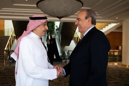 El embajador Hussein Alassiri y el jefe de Gabinete, Guillermo Francos