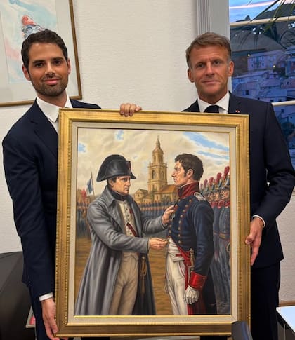 El embajador Ian Sielecki, la pintura "El encuentro de Tolón" y el presidente francés Emmanuel Macron