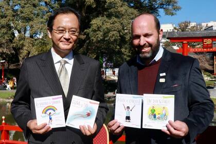 El embajador japonés en la Argentina, Takahiro Nakamae, posa con Maximiliano Nóbili, autor de la idea de la colección "Somos deportistas", durante la presentación en el Jardín Japonés.