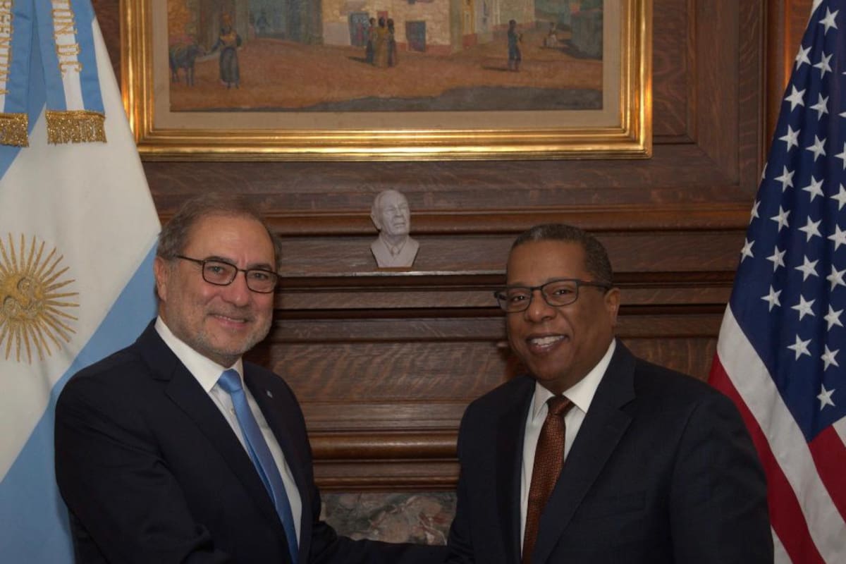 El embajador Jorge Argüello y e funcionario estadounidense Brian Nichols, hoy en Washington