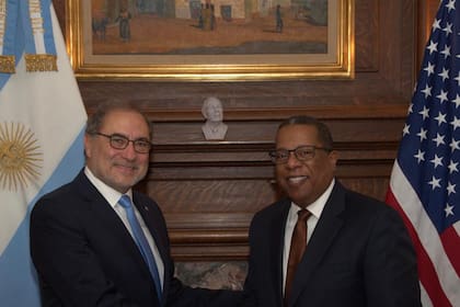 El embajador Jorge Argüello y e funcionario estadounidense Brian Nichols, hoy en Washington