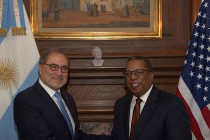 El embajador Jorge Argüello y e funcionario estadounidense Brian Nichols, hoy en Washington