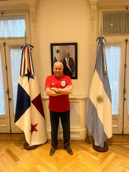 El embajador Juan Luis Correa Esquivel y un segundo Campeonato del Mundo para Panamá. Antes solo habían participado en Rusia 2018: "Honrados de representar a Centroamérica en este Mundial", declaró a LA NACION