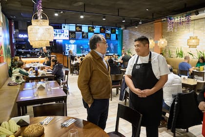 El embajador junto al chef Gonzalo Zavala, en La Catedral del Pisco