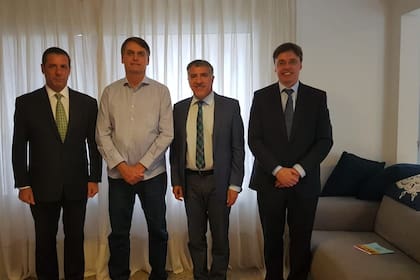 El embajador Magariños, Bolsonaro y los diplomáticos Gutiérrez y Fuhr, en la casa del presidente electo en Río de Janeiro