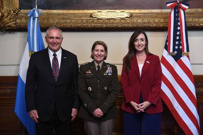 El embajador Marc Stanley, la vicepresidenta Victoria Villarruel y la jefa del Comando Sur de Estados Unidos, general Laura Richardson