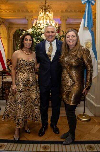 El embajador, Marc Stanley, y dos mujeres de oro. Su esposa Wendy Stanley y Kirsty Hayes, embajadora británica