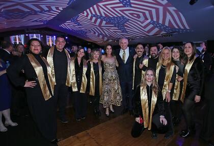 El embajador Marc Stanley, y su esposa, junto al grupo Voices United