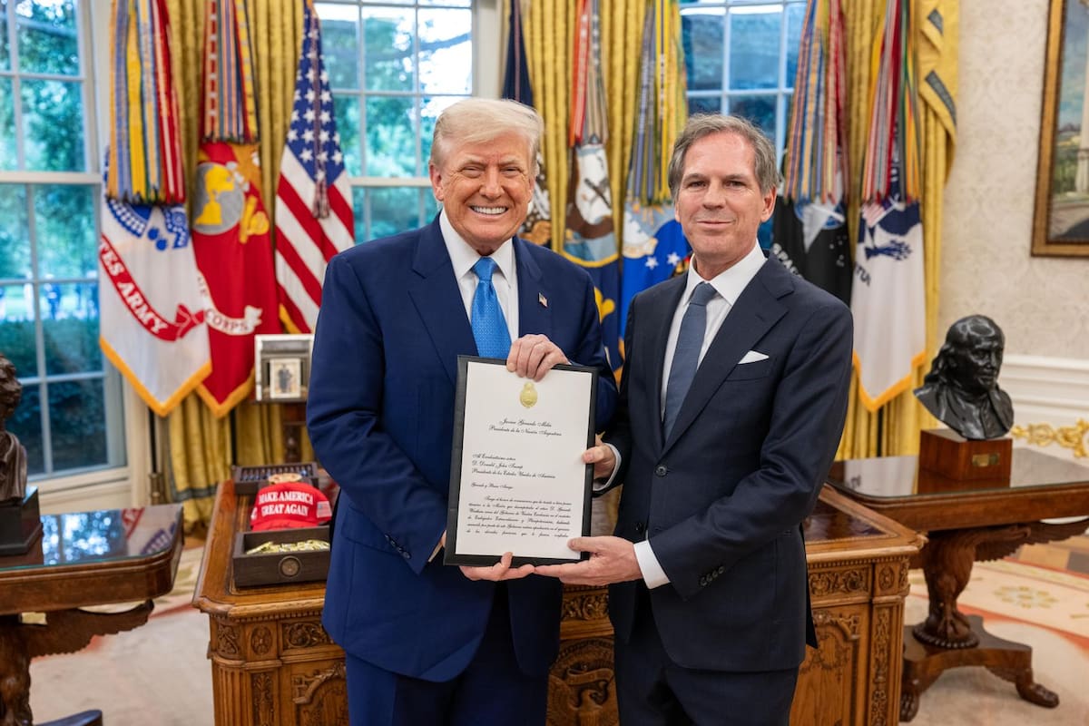 El embajador Oxenford junto a Donald Trump