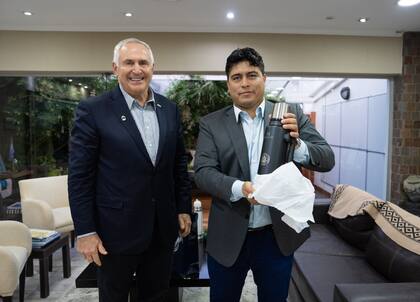 El embajador Stanley y el gobernador Vidal intercambian presentes.