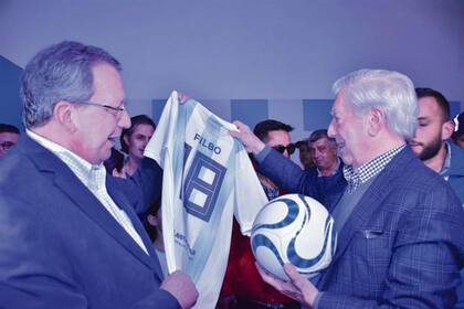 El embajador Stubrin y Vargas Llosa