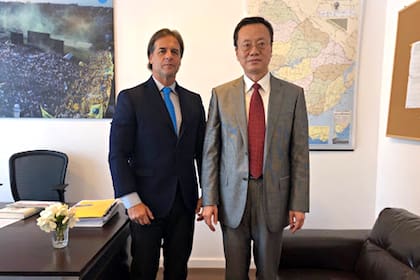 El embajador Wang Gang se reúne con presidente Lacalle Pou