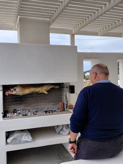 El embajador y su mano con la cocina
