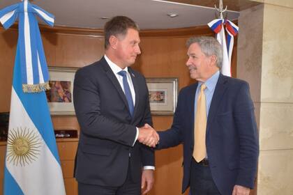 El embajdor ruso Dmitri Feoktistov y el canciller Felipe Solá