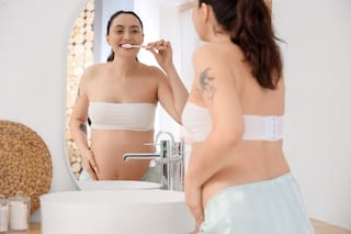 13 respuestas para entender por qué el ciclo menstrual, el embarazo y la menopausia afectan tus dientes