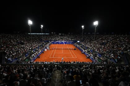 El emblemático court central del Buenos Aires Lawn Tennis Club durante una jornada nocturna del ATP porteño, que esta semana recibió al maravilloso español Carlos Alcaraz