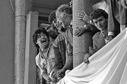 De atrás para adelante: luego de ganar la Copa del Mundo en 1986 visitó a Alfonsín