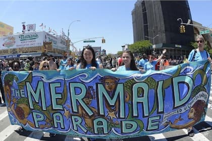El emblemático Desfile de las Sirenas de Coney Island regresa a las calles de Brooklyn, Nueva York en junio