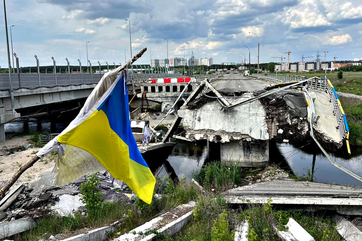 El emblemático puente de Irpin, destruido por las fuerzas ucranianas para evitar el avance ruso hacia Kiev