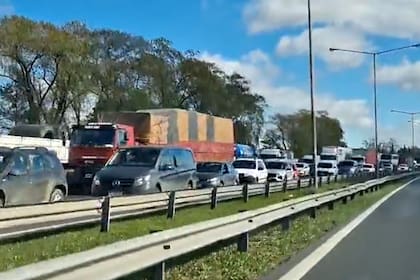El embotellamiento en el ramal Campana de la Panamericana por el paro de colectiveros de la línea 60