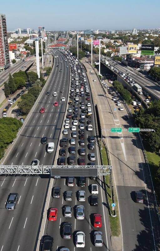 El embotellamiento se extendió algunos kilometros por la Avenida General Paz