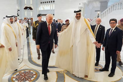 El emir de Qatar, el jeque Tamim bin Hamad Al Thani, recibe a Donald Trump durante una ceremonia oficial de bienvenida en el Amiri Diwan en Doha