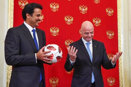 El emir de Qatar Sheikh Tamim bin Hamad al-Thani y el presidente de la FIFA, Gianni Infantino