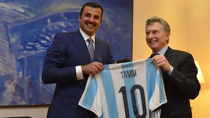 El emir de Qatar, Tamim bin Hamad Al Thani, junto al expresidente Mauricio Macri