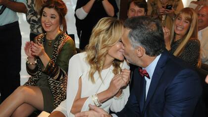 El emocionante beso en el civil