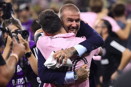 El emotivo abrazo de Beckham y Messi