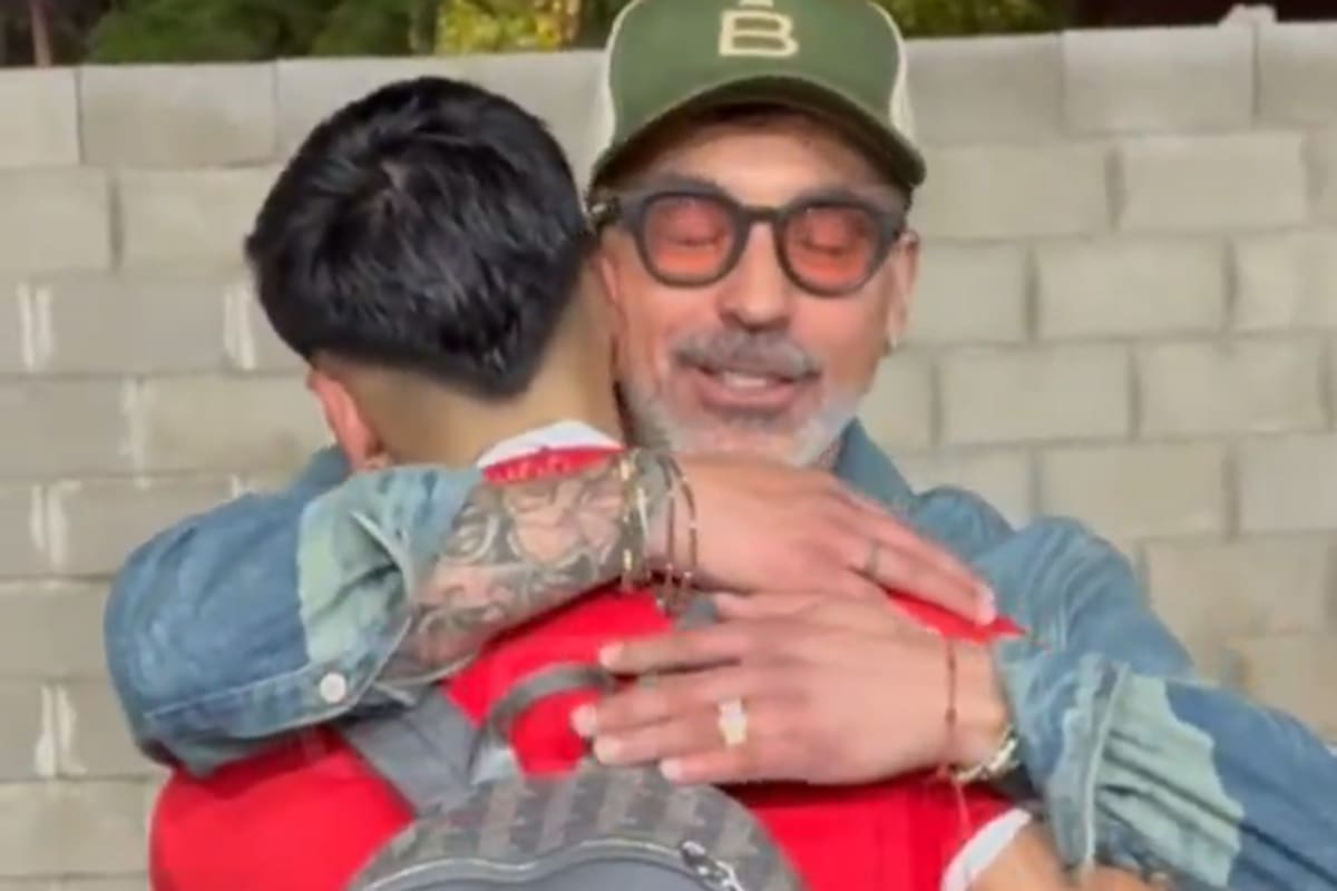 El emotivo abrazo de Ezequiel Lavezzi con su hijo Tomás, que anoche debutó como profesional en Unión de Santa Fe