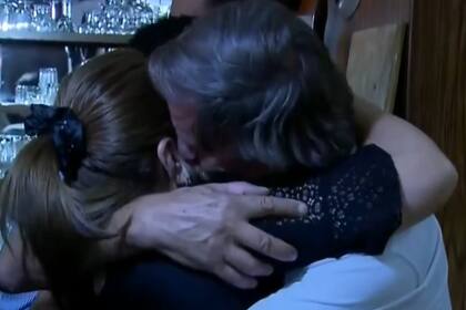 El emotivo abrazo de la mamá de Fernando Báez Sosa y el abuelo de Lucio Dupuy