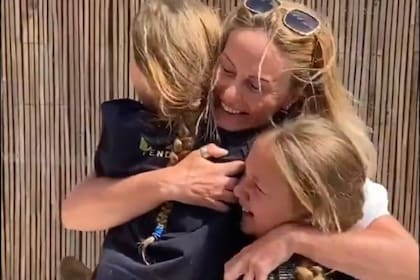 El emotivo abrazo entre la madre y las dos niñas se produjo en Inglaterra pero se viralizó en todo el mundo