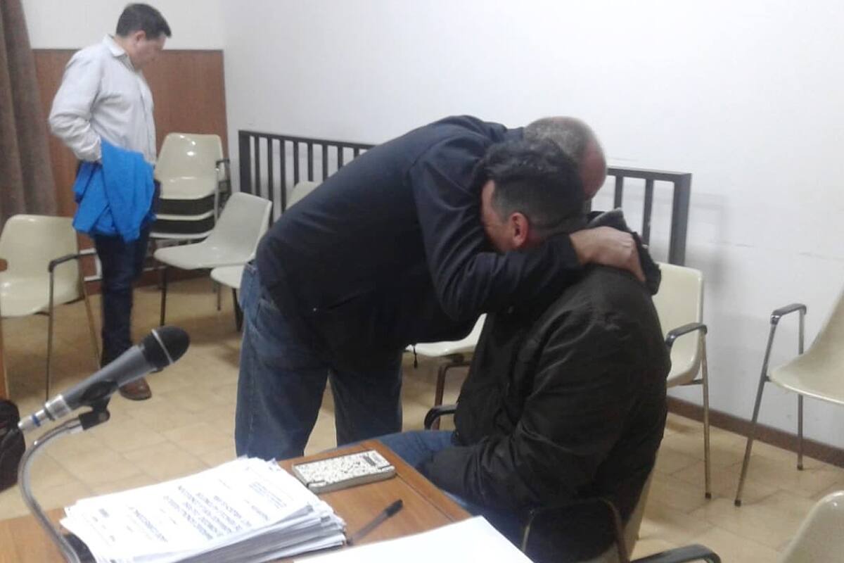 El emotivo abrazo entre los hijos de una víctima y el motociclista que atropelló y mató a su madre